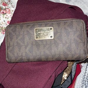 Michaels kors wallet monogram